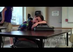 Enlace a Se queda dormido en mitad de la clase y su profesor decide vacilarle