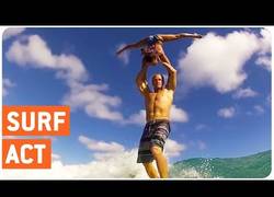 Enlace a Estos dos gimnastas hacen acrobacias mientras surfean