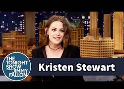 Enlace a En realidad Kristen Stewart sí sonríe y lo explica en el show de Jimmy Fallon [Inglés]