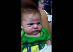 Enlace a No sabemos qué le pasa, pero este bebé está muy enfadado 