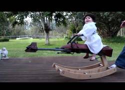 Enlace a Este gran fan de Star Wars construyó un balancín 'Speeder Bike' para su hija
