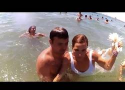 Enlace a Una chica usa un pato como arma en 'la Empaitada' de patos de Roses [Abstenerse sensibles] [0:42]