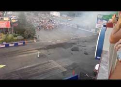 Enlace a Camión con motor a reacción destroza el asfalto [1:45]