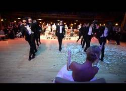 Enlace a Esto es lo que pasa si el novio de la boda es bailarín profesional