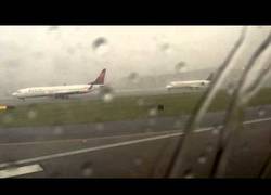 Enlace a El momento exacto en que un rayo impacta contra un avión