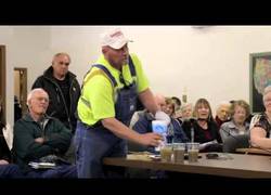 Enlace a Encara a los petroleros y los reta a beber el agua que ellos han contaminado [0:45] [Inglés]