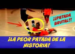Enlace a Terrible patada en la cara en el Futsal Femenino 
