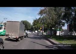 Enlace a Así reacciona este conductor en Rusia ¡con un hacha y una pistola!