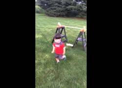 Enlace a A este niño le encanta American Ninja Warrior y su padre le prepara un circuito