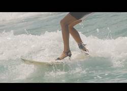 Enlace a ¿Quién dice que no se puede surfear con tacones?