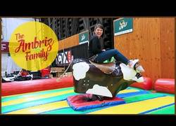 Enlace a Y desde entonces mamá no me deja subir al toro mecánico