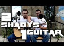 Enlace a 2 tipos y una guitarra interpretando 