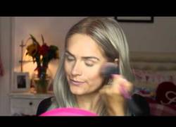 Enlace a Esta chica quedó paraplégica tras un accidente, pero hoy hace tutoriales de maquillaje