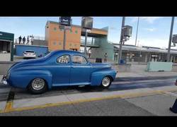 Enlace a Este hombre pilota un Ford de 1941 que compró y reparó hace 50 años