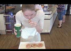 Enlace a Esta modelo es capaz de comer 12 donuts en 96 segundos