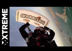 Enlace a Bate el récord guines de paracaidismo con paracaídas más pequeño