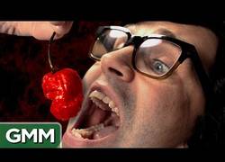 Enlace a 10 minutos aguantando el picor del pimiento más picante del mundo [inglés subtitulado]