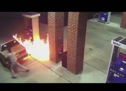 Enlace a Intenta matar a la araña que estaba en el depósito de gasolina de su coche... ¡Con un mechero!