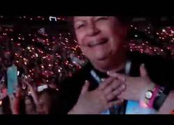 Enlace a Esta abuela se emociona con la presentación sorpresa de Mick Jagger en un concierto de Taylor Swift