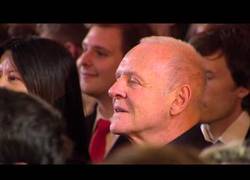 Enlace a Sir Anthony Hopkins escuchando el vals que escribió hace 50 años