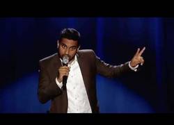 Enlace a Aziz Ansari defiende los derechos de los gays, habla de sábanas y de la mala reputación [Inglés]