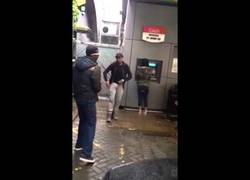 Enlace a Mientras hago tiempo para sacar dinero