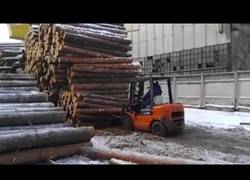 Enlace a El tío más loco del aserradero se juega la vida para deshacer una montaña de troncos