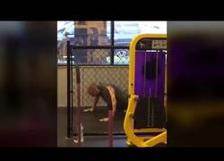 Enlace a Un curioso y seguramente muy efectivo sistema para hacer flexiones