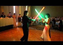 Enlace a ¿Primer baile como marido y mujer? ¡NO! Mejor una batalla al estilo Star Wars