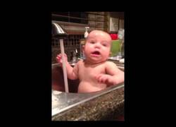 Enlace a ¡Este bebé jugando se sorprende cada vez que le toca el agua!