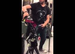 Enlace a ¡BRUTAL! Esta marioneta de Axl Rose en el metro de Santiago de Chile lo hace genial