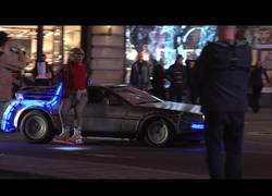 Enlace a ¡Marty McFly ha aparecido en Londres con su tabla voladora! La gente se queda loquísima