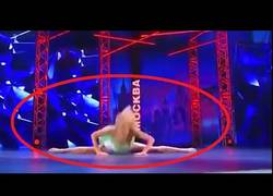 Enlace a Una bailarina rusa se rompe la nariz en un talent show pero sigue bailando [abstenerse sensibles]