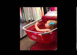 Enlace a Esta niña pequeña confunde a una modelo con su abuela