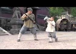 Enlace a Así enseña este niño técnicas de combate a Jackie Chan en el set de rodaje de Shaolin