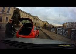 Enlace a Lo típico que vas tan tranquilo conduciendo y aparece un loco a romperte las lunas del coche 