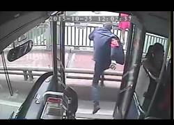 Enlace a Este conductor de autobús para inmediatamente para salvar a una chica a punto de suicidarse en China