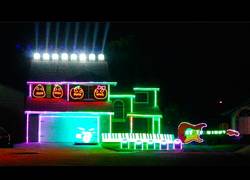 Enlace a Un gran show de luces con decoración de Halloween y canciones de villanos de Disney
