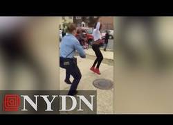 Enlace a Una agente de policía detiene una pelea bailando con ellos