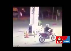 Enlace a Una camioneta atropella dos veces a un ladrón en una gasolinera