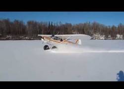 Enlace a Esta avioneta se lo pasa en grande haciendo derrapes en la nieve