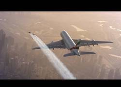 Enlace a El impresionante avión comercial más grande del mundo sobrevolando las tierras de Dubai