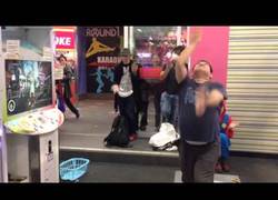 Enlace a ¡Este japonés se lo pasa en grande en la sala recreativa bailando y lo hace perfecto!