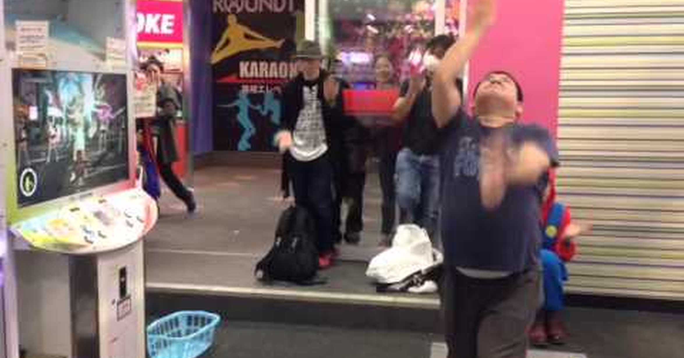 No Tengo Tele Este Japones Se Lo Pasa En Grande En La Sala Recreativa Bailando Y Lo Hace Perfecto
