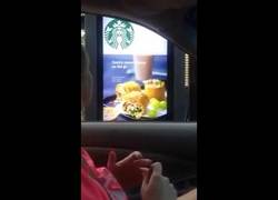 Enlace a ¡Enorme este Starbucks! Aceptan pedidos con la lengua de signos americanos