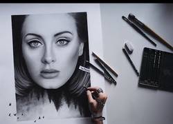 Enlace a Asombroso retrato en blanco y negro de Adele