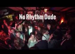 Enlace a Este chico está en una fiesta y no se entera de nada del ritmo de la música, va a su ritmo