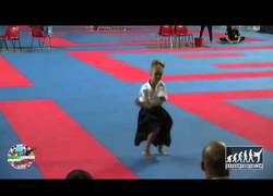 Enlace a Alucina con la habilidad de esta niña de 9 años con la espada. Mejor no hacerla enfadar