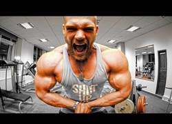 Enlace a Levantador de peso contra culturista. ¿Quién ganará?