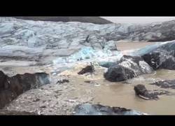 Enlace a La naturaleza en estado puro: Una gran roca volcánica desprendiéndose en Islandia